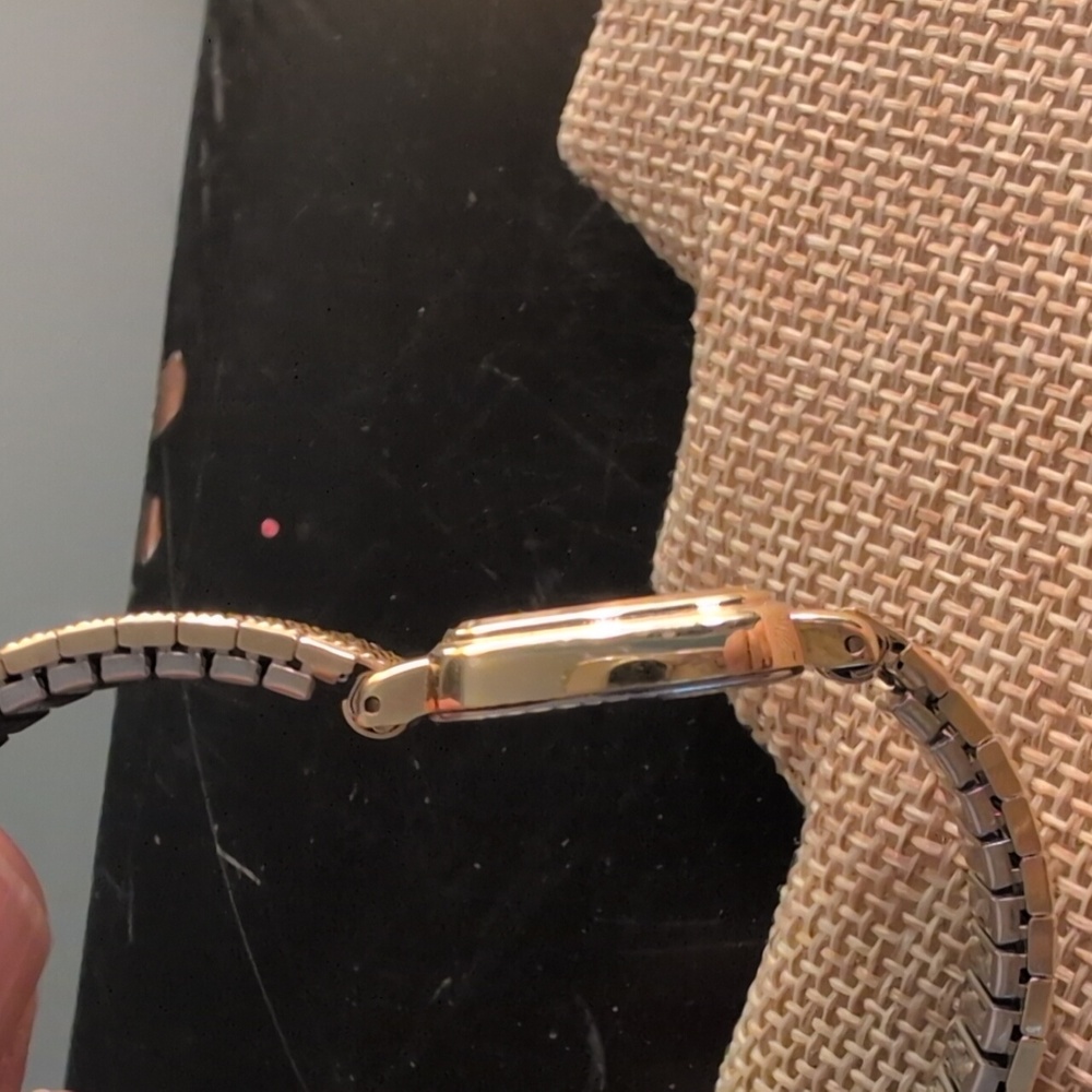 Seiko Gold Rectangular Quartz Watch Vintage Looks Almost New Works Great 8" - Picture 10 of 11